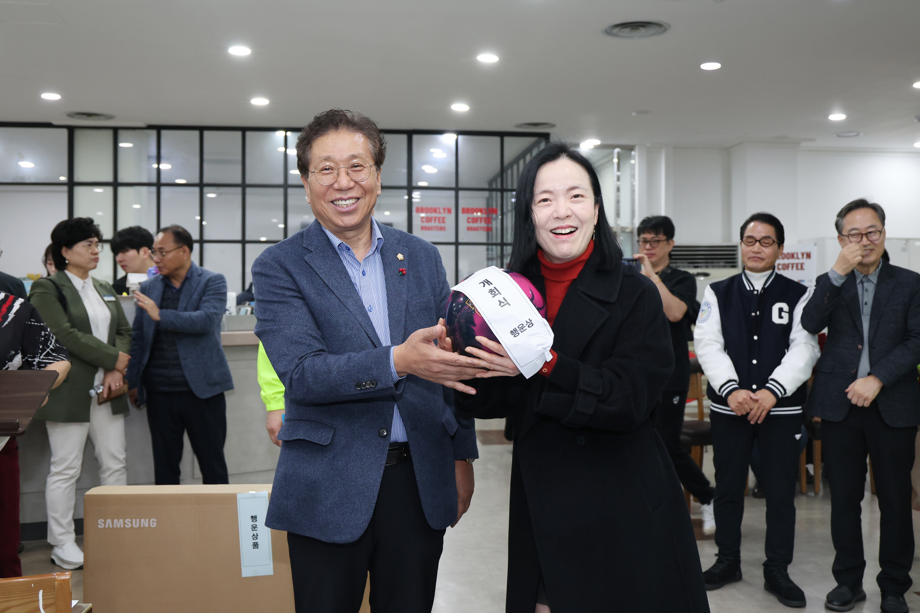 '제24회 구청장배 남여 볼링대회' 게시글의 사진(12) '251130_제24회 구청장배 남여 볼링대회 (10-1) (4).jpg'