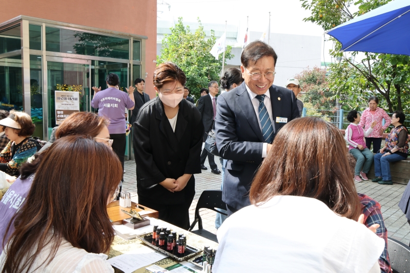'개관 25주년 및 노인의 날 경로축제 우리마을 선배의 날' 게시글의 사진(2) '251001_개관 25주년 및 노인의 날 경로축제 우리마을 선배의 날 (2).jpg'