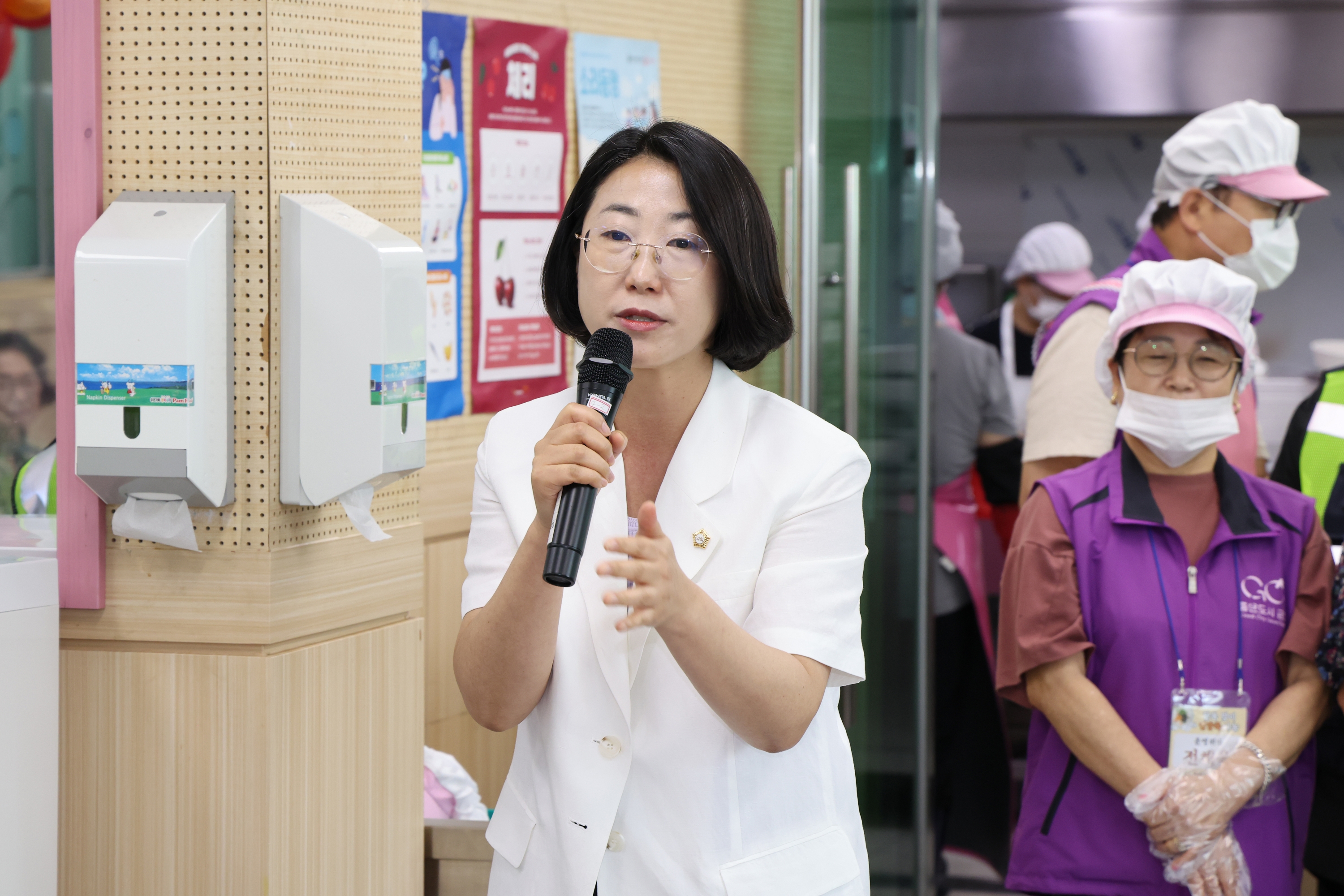 '금천한내어르신 복지센터 말복맞이 건강 영양죽 나눔행사' 게시글의 사진(5) '260813_금천한내어르신복지센터 말복맞이 건강 영양죽 나눔 행사 (5).jpg'