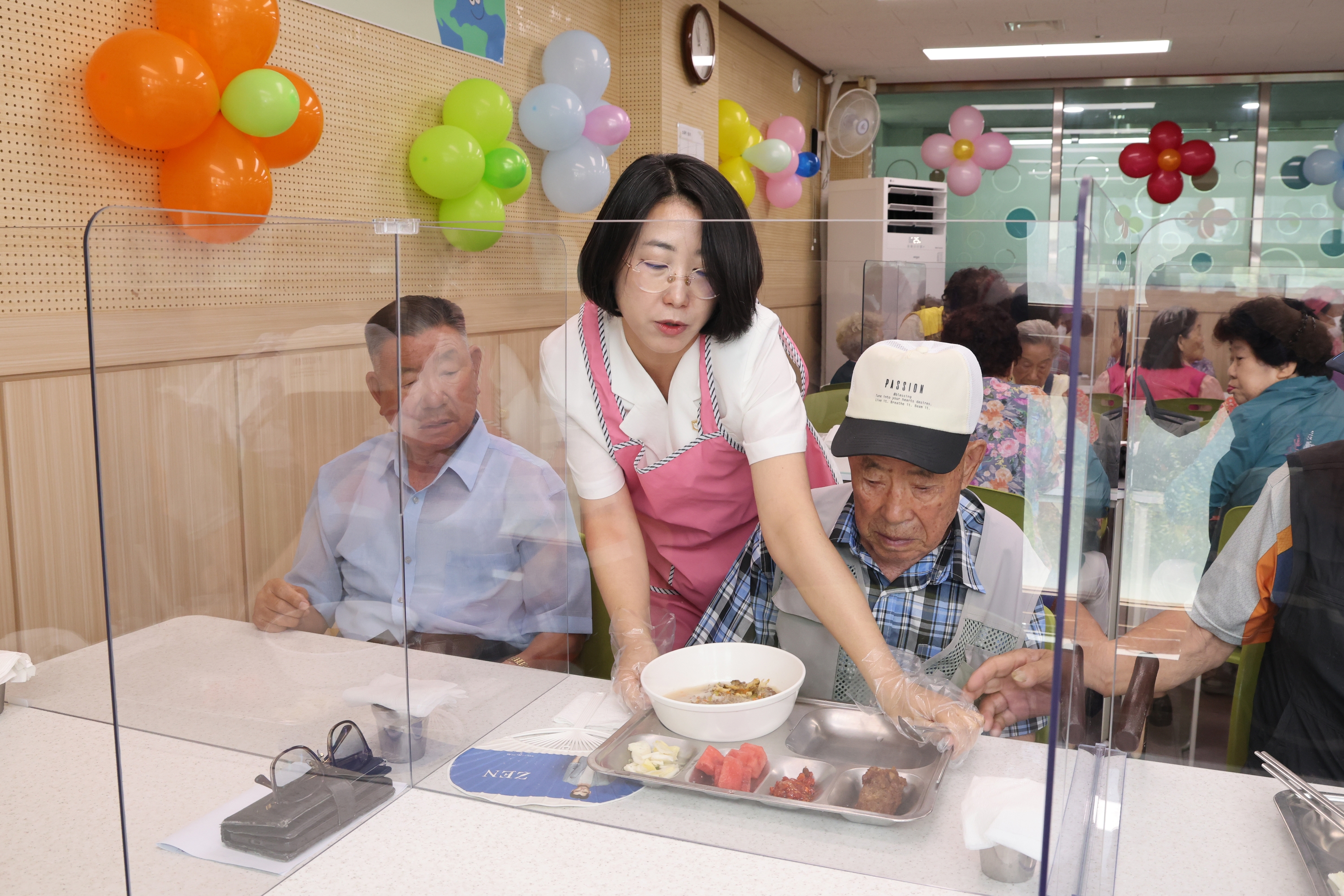 '금천한내어르신 복지센터 말복맞이 건강 영양죽 나눔행사' 게시글의 사진(12) '260813_금천한내어르신복지센터 말복맞이 건강 영양죽 나눔 행사 (12).jpg'