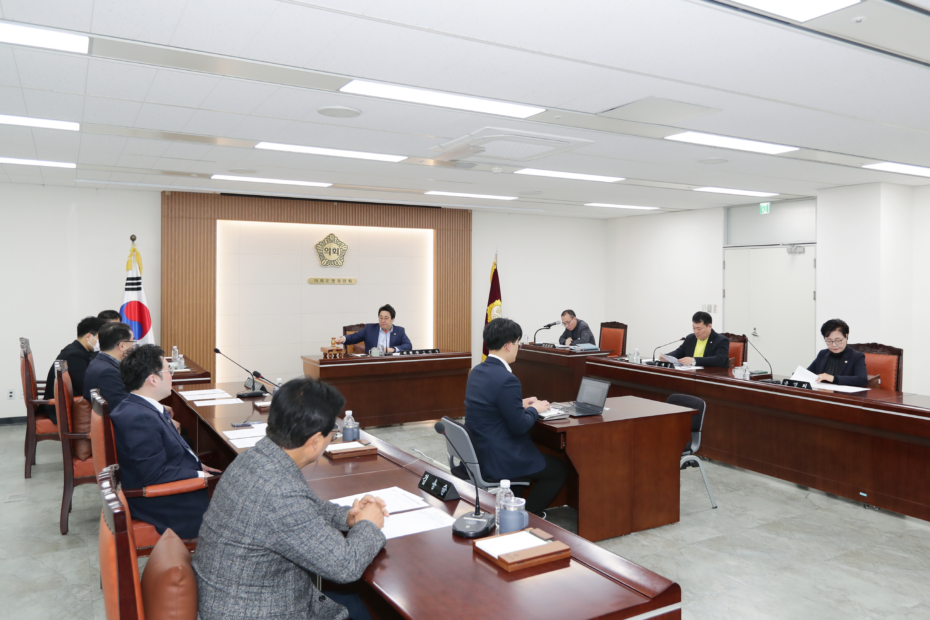 '제254회 임시회 의회운영위원회' 게시글의 사진(2) '250401_제254회 임시회 의회운영위원회 (2).jpg'