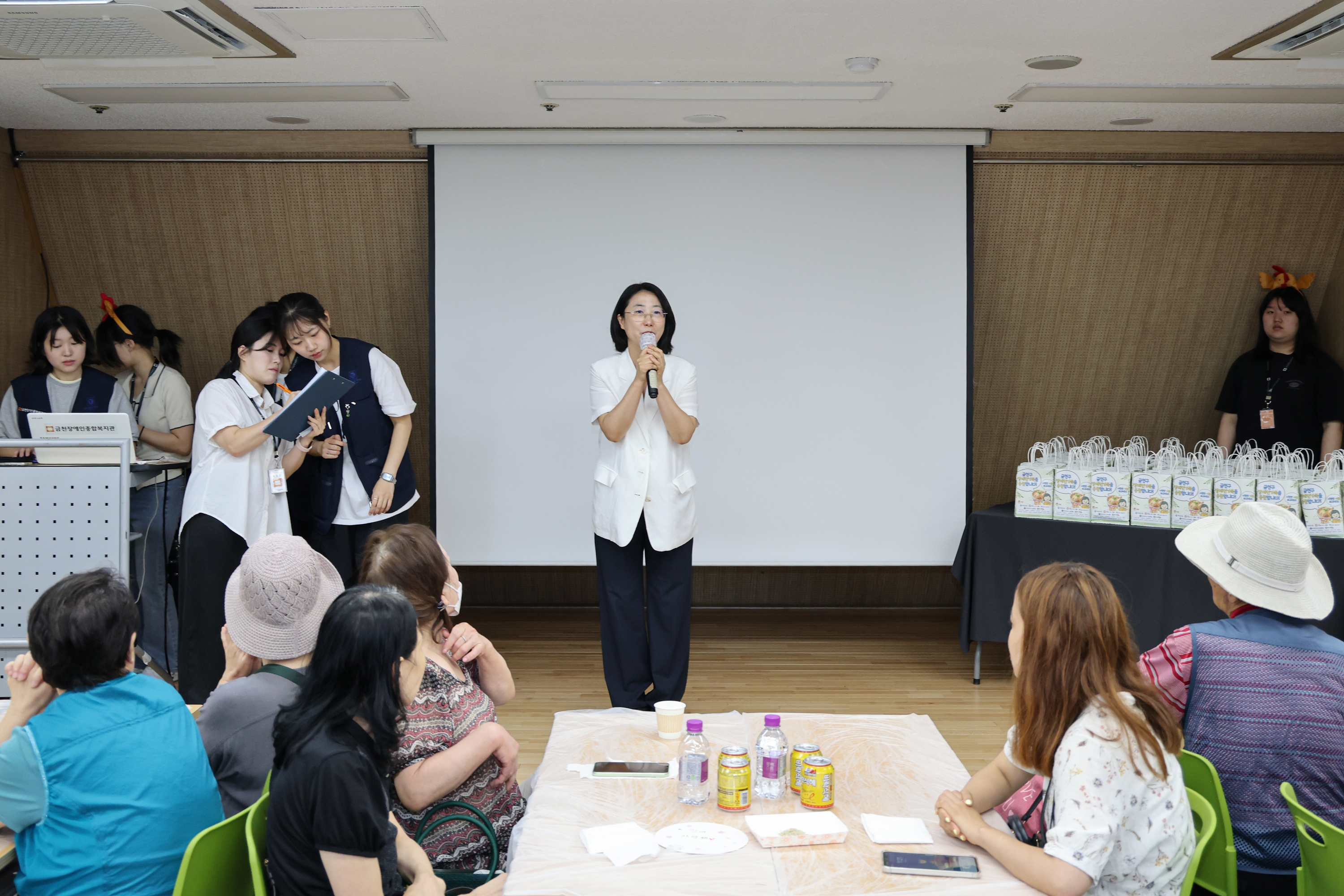 '금천장애인종합복지관 이열치열 삼계탕 나눔 행사' 게시글의 사진(13) '260725_금천장애인종합복지관 이열치열 삼계탕 나눔 행사 (13).jpg'