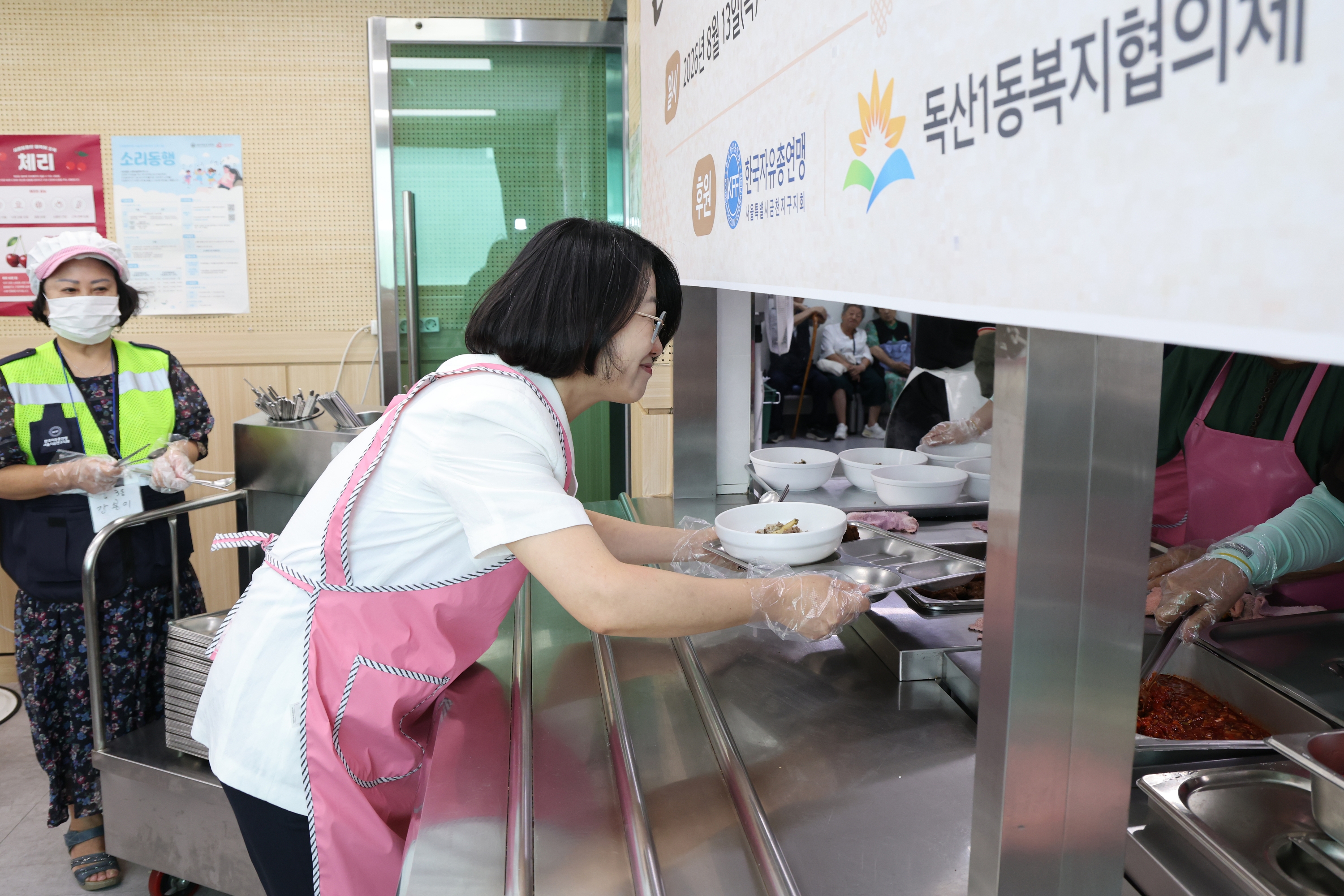 '금천한내어르신 복지센터 말복맞이 건강 영양죽 나눔행사' 게시글의 사진(8) '260813_금천한내어르신복지센터 말복맞이 건강 영양죽 나눔 행사 (8).jpg'