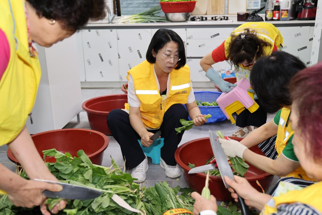 ''배부르게 따뜻하게'밑반찬 나눔 행사' 게시글의 사진(2) '260814_독산1동 자원봉사캠프와 함께하는 동복지협의체 특화사업'배부르게 따뜻하게'밑반찬 나눔 행사 (2).jpg'