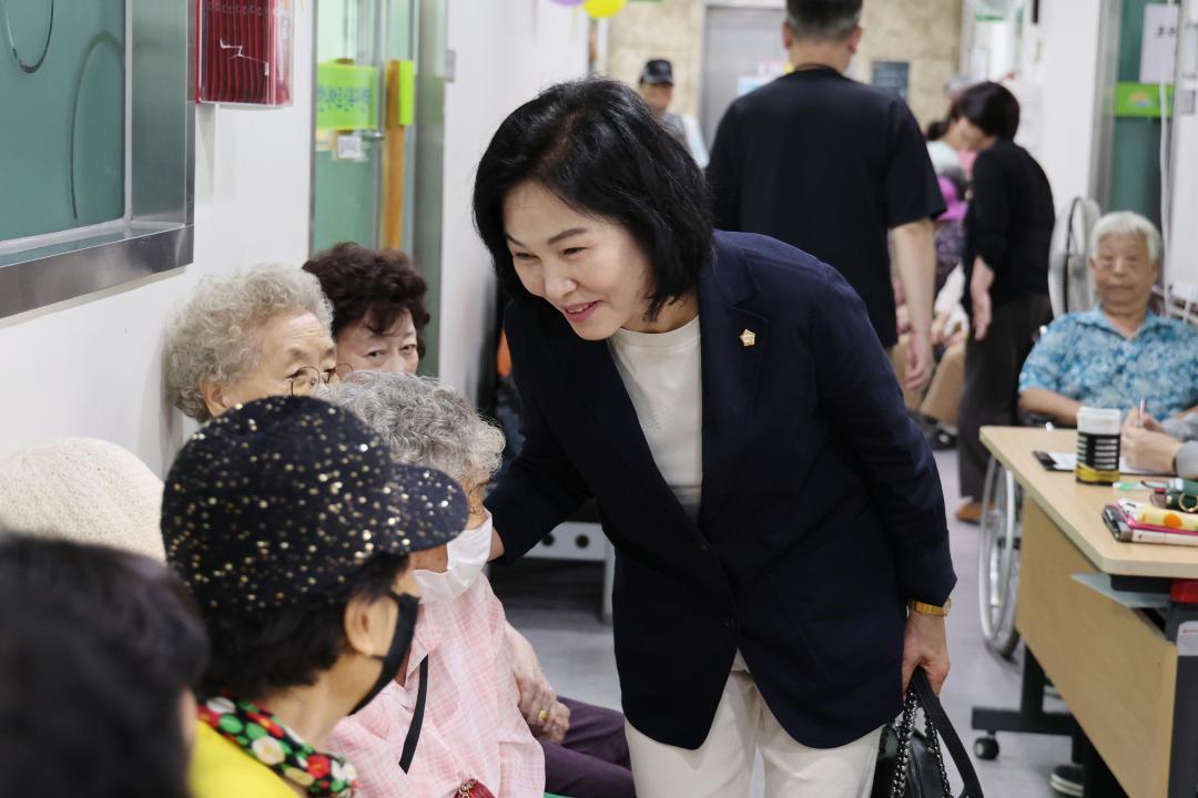 '금천한내어르신 복지센터 말복맞이 건강 영양죽 나눔행사' 게시글의 사진(17) '260813_금천한내어르신복지센터 말복맞이 건강 영양죽 나눔 행사 (18).jpg'