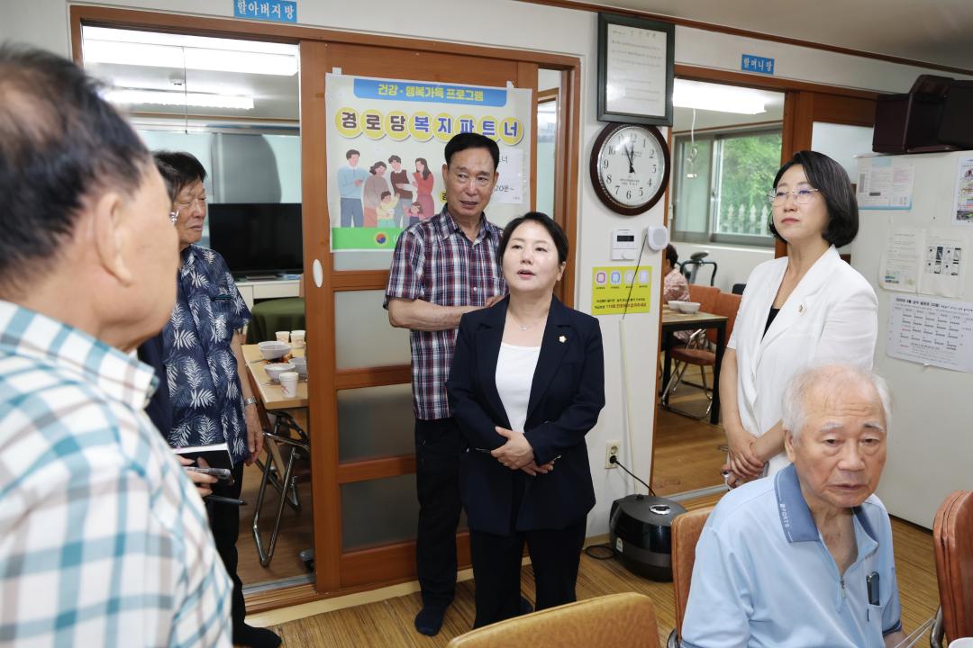 '시흥동 경로당 방문' 게시글의 사진(12) '260819_시흥동 경로당 방문 (12).jpg'