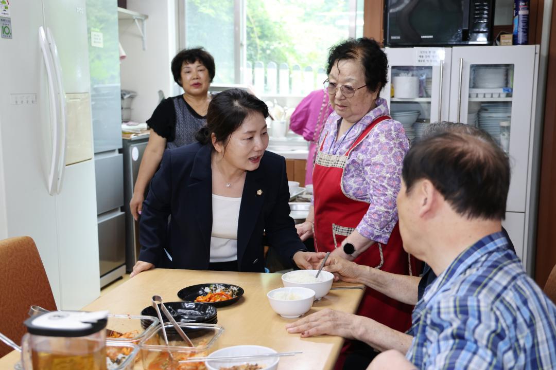 '시흥동 경로당 방문' 게시글의 사진(10) '260819_시흥동 경로당 방문 (10).jpg'