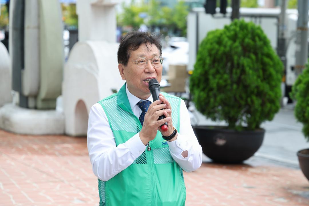 '새마을운동 금천구지회 빗물받이 주변 대청소' 게시글의 사진(3) '251014_»õ¸¶À»¿îµ¿ ±ÝÃµ±¸ÁöÈ¸ ºø¹°¹ÞÀÌ ÁÖº¯ ´ëÃ»¼Ò (3).jpg'