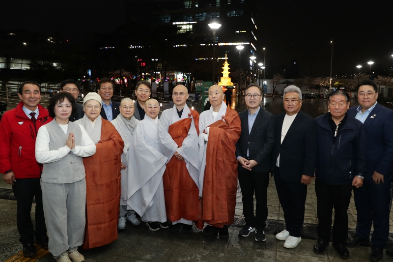 호압사 세계문화유산 연등축제 석가탑 점등식