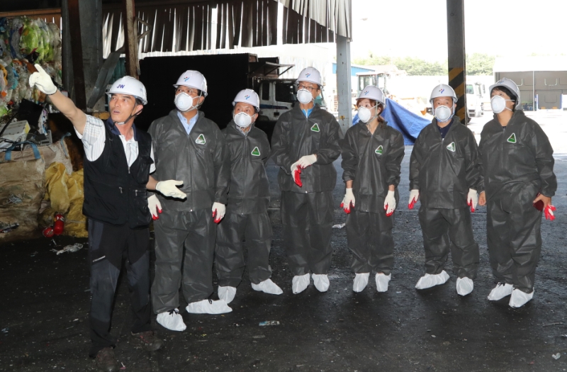 금천재활용처리장 재활용품 선별작업 체험 및 격려(1)