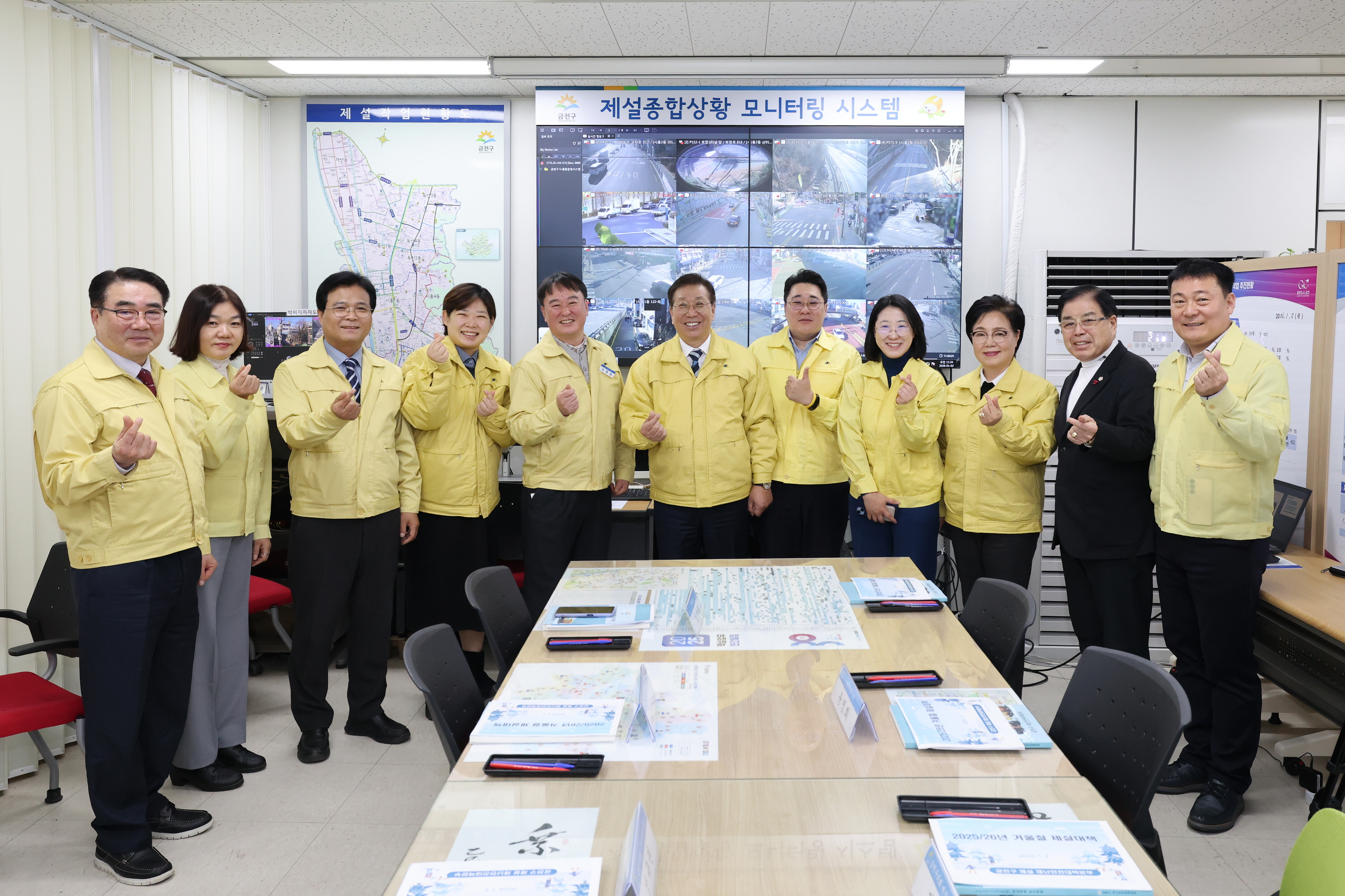 '제설대책 근무자 격려금 전달식' 게시글의 사진(1) '260102_제설대책 근무자 격려금 전달식 (1).jpg'