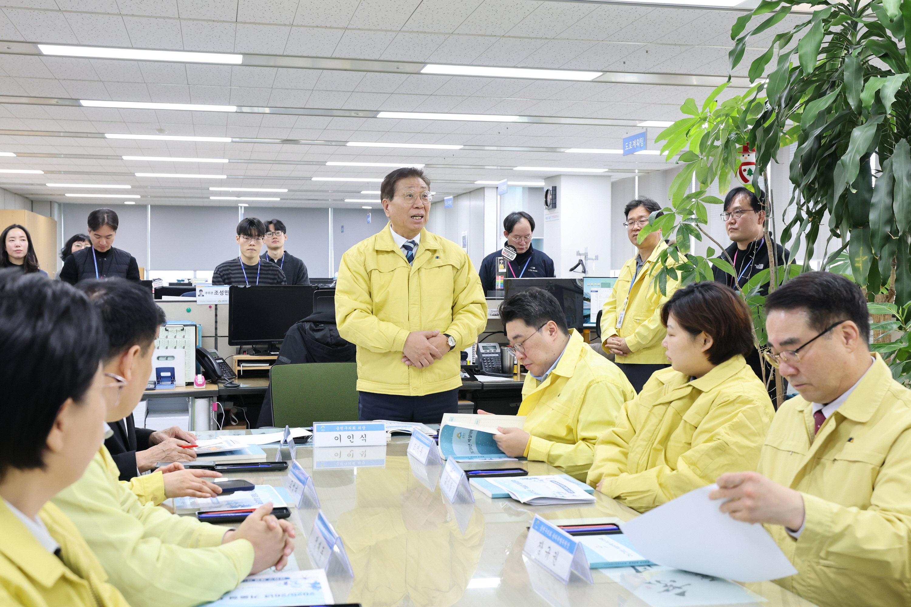 '제설대책 근무자 격려금 전달식' 게시글의 사진(13) '260102_제설대책 근무자 격려금 전달식 (13).jpg'