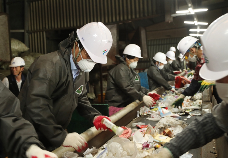 금천재활용처리장 재활용품 선별작업 체험 및 격려(2)