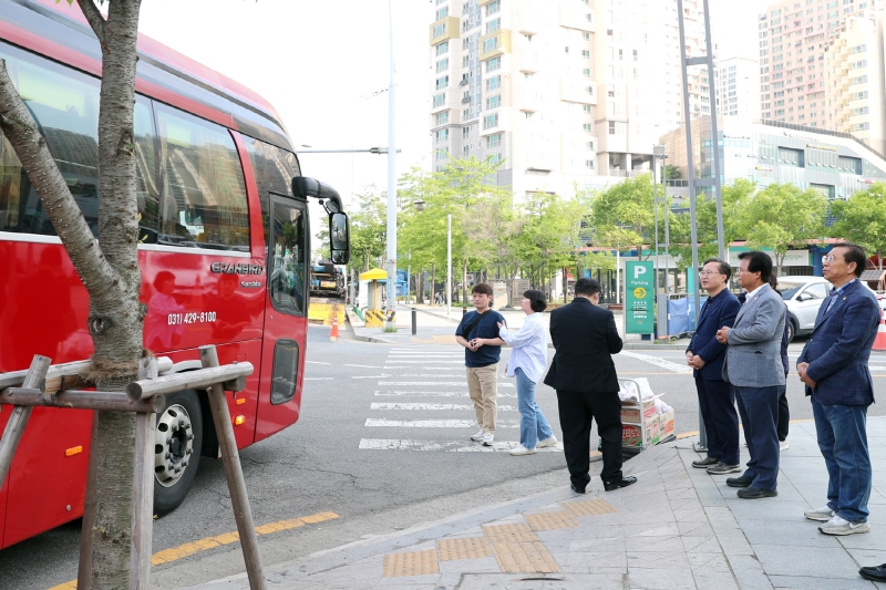 현충일 추념식 참배 유족 수송 차량 인사
