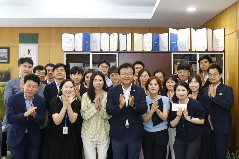 우수직원 표창장 수여 및 시보해제 직원 격려