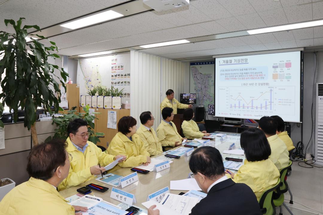 '제설대책 근무자 격려금 전달식' 게시글의 사진(2) '260102_제설대책 근무자 격려금 전달식 (2).jpg'