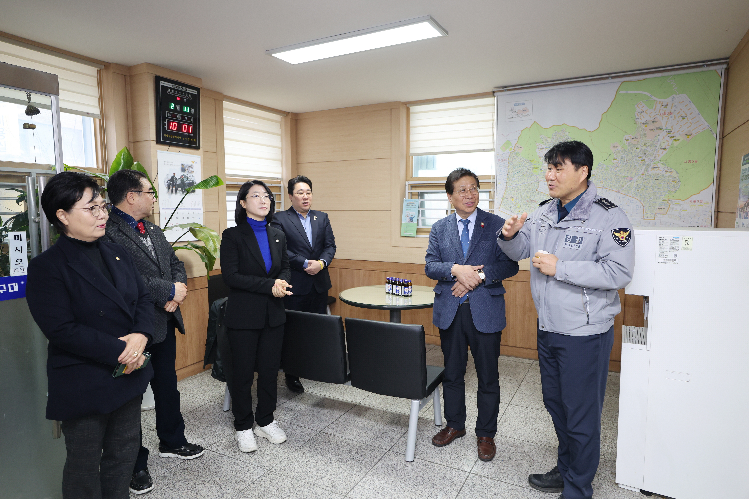 '금천구의회, 2026년 설 명절 맞아 복지시설 및 민생치안 현장 방문' 게시글의 사진(3) '260211_설 맞이 사회복지시설 방문(백산지구대).jpg'