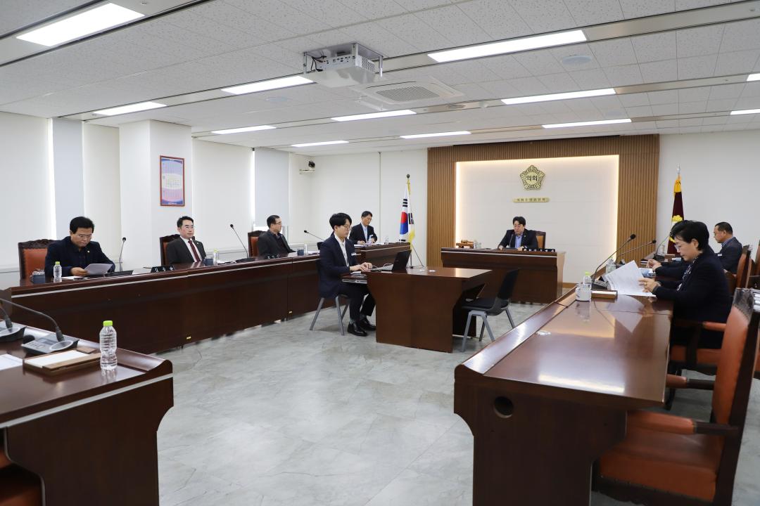 제258회 정례회 일정을 확정하는 금천구의회 의회운영위원회.JPG